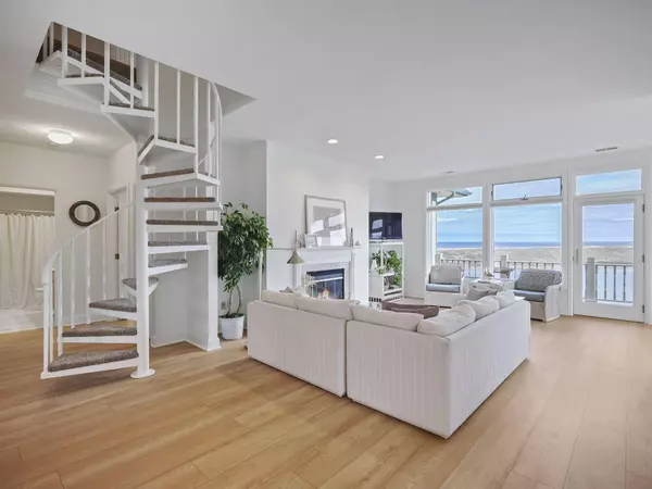 332 Lakeshore Drive, Manistee, MI 49660