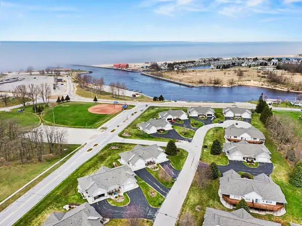 210 S Lighthouse Way, Manistee, MI 49660