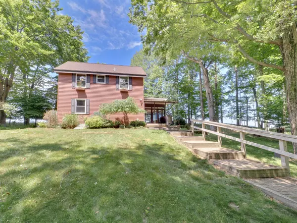 4616 W Fox Farm Road, Manistee, MI 49660
