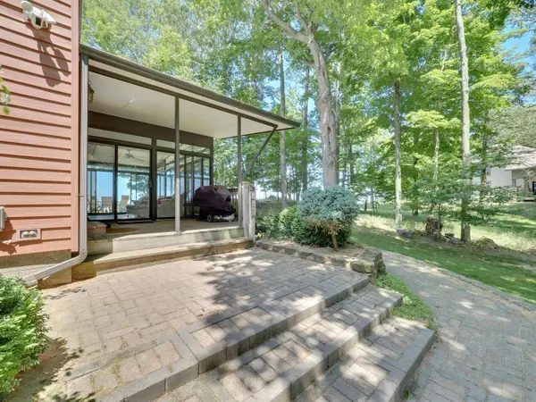 4616 W Fox Farm Road, Manistee, MI 49660