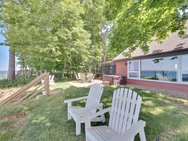 4616 W Fox Farm Road, Manistee, MI 49660
