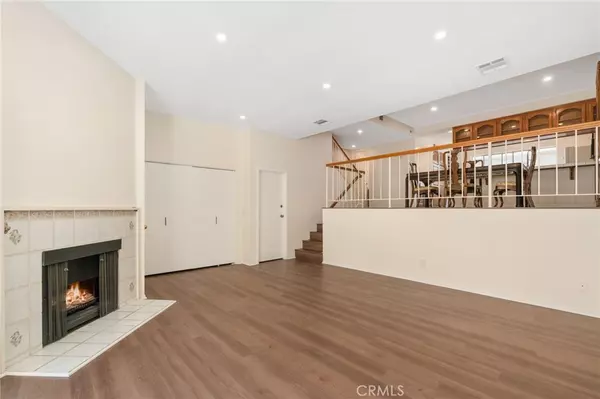 Tarzana, CA 91356-2403,18360 Collins St #E