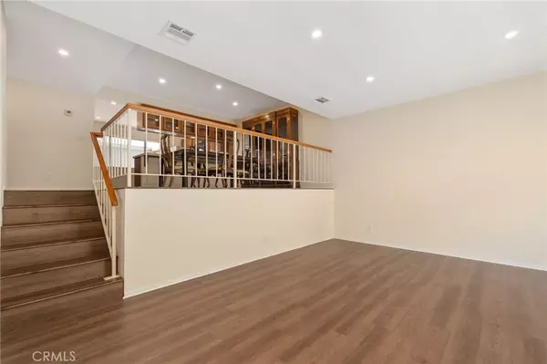 Tarzana, CA 91356-2403,18360 Collins St #E