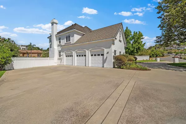 893 Salem St, Vista, CA 92084