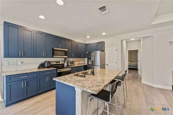 466 Eastview DR, Canyon Lake, TX 78133