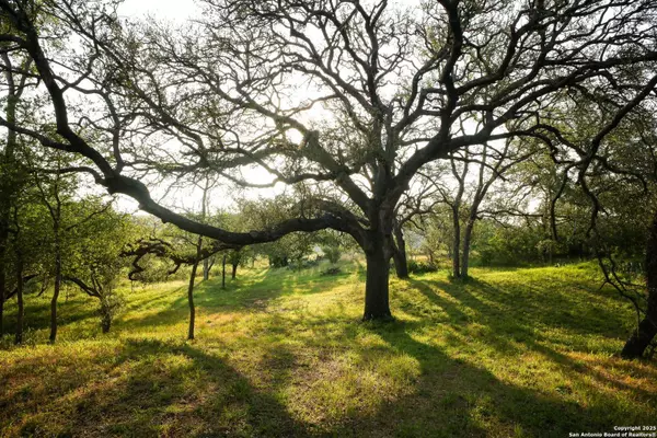 797 Glendale RD, Spicewood, TX 78669