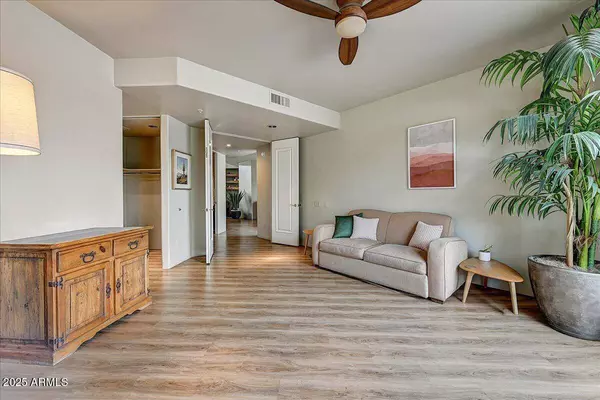 10687 E FERNWOOD Lane, Scottsdale, AZ 85262