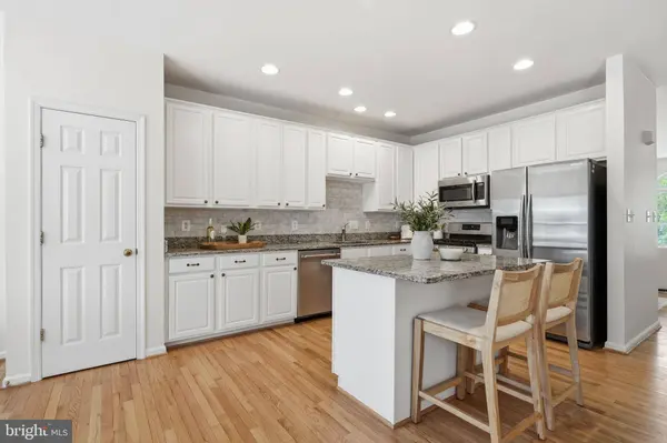43451 LAIDLOW ST, Chantilly, VA 20152
