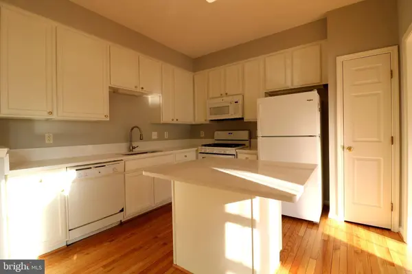 2581 SUTTERS MILL DR, Herndon, VA 20171