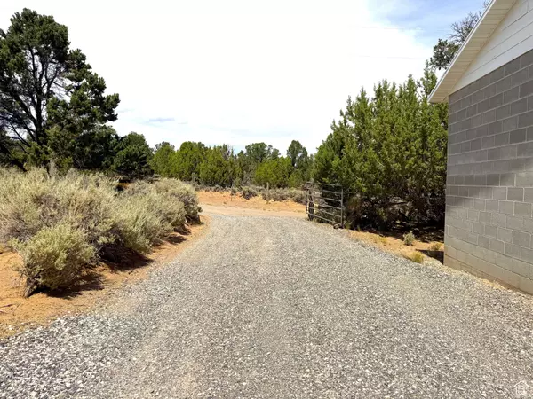 713 W EAGLE, Teasdale, UT 84773