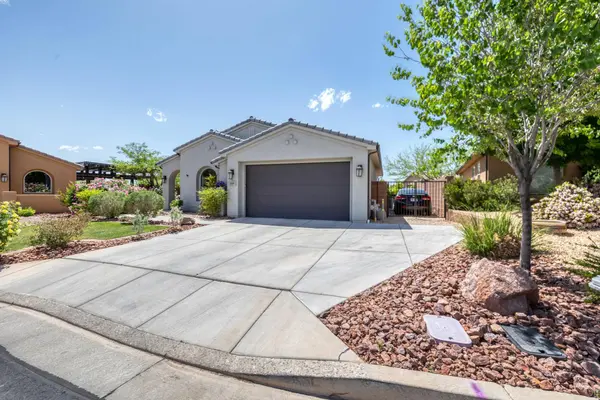 1009 N BLUE TOPAZ DR, Washington, UT 84780