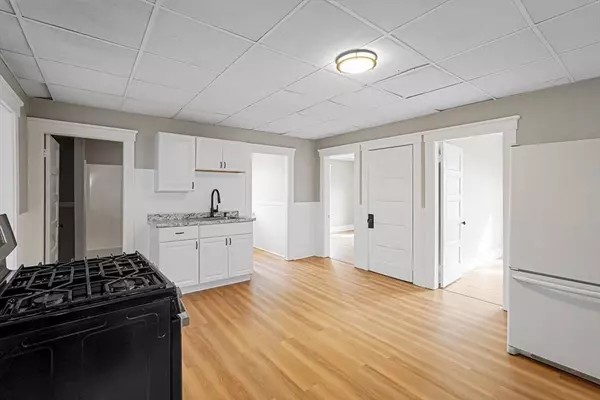 33 Pratt St, Fitchburg, MA 01420