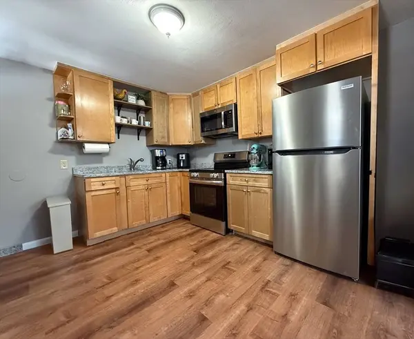 63 3rd Ave, Lowell, MA 01854