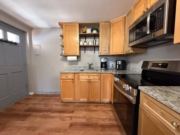 63 3rd Ave, Lowell, MA 01854