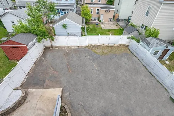 111 Gershom Ave, Lowell, MA 01854