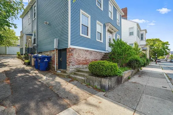 295-297 Pleasant St, New Bedford, MA 02740