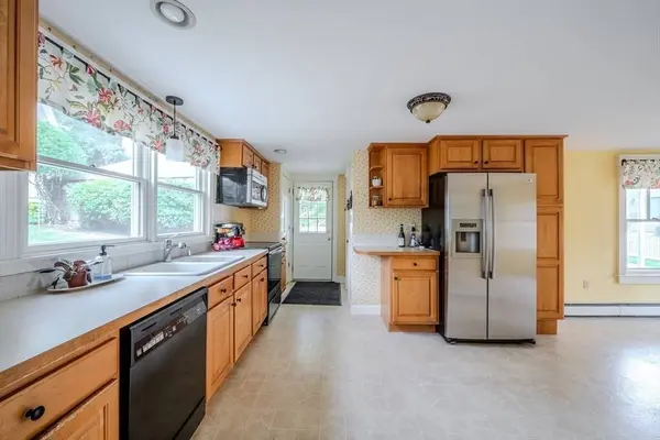 2 Scenic Rd, Peabody, MA 01960