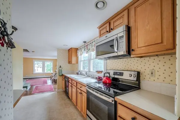 2 Scenic Rd, Peabody, MA 01960