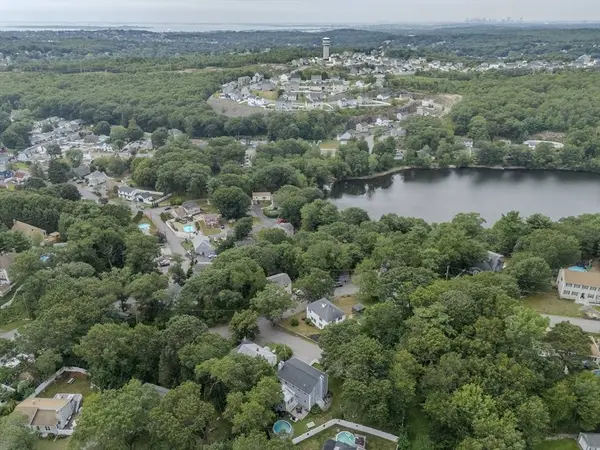 2 Scenic Rd, Peabody, MA 01960