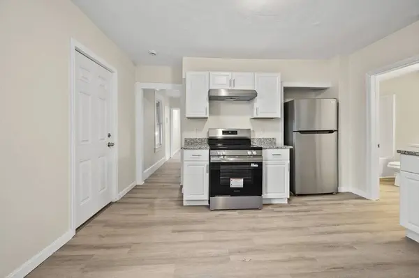 11 Hampshire St, Lowell, MA 01850