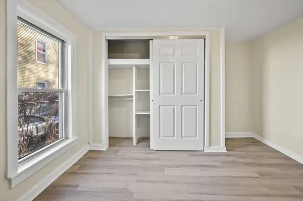 11 Hampshire St, Lowell, MA 01850