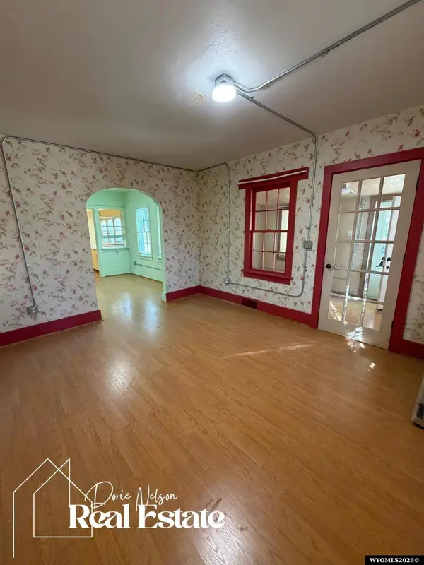 48 N 3rd Avenue, Mills, WY 82604