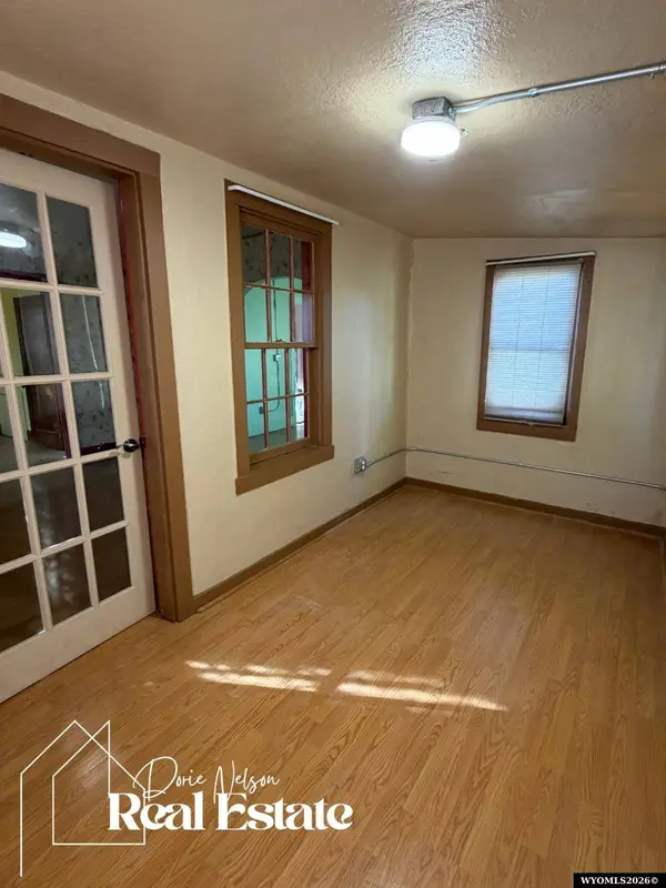 48 N 3rd Avenue, Mills, WY 82604