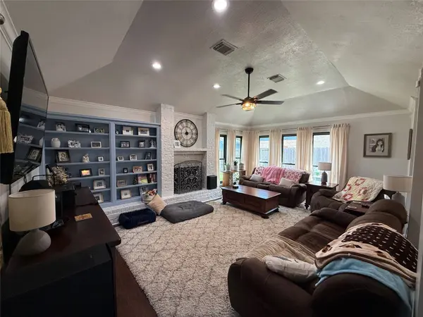 6623 Gleneagles DR, Pasadena, TX 77505