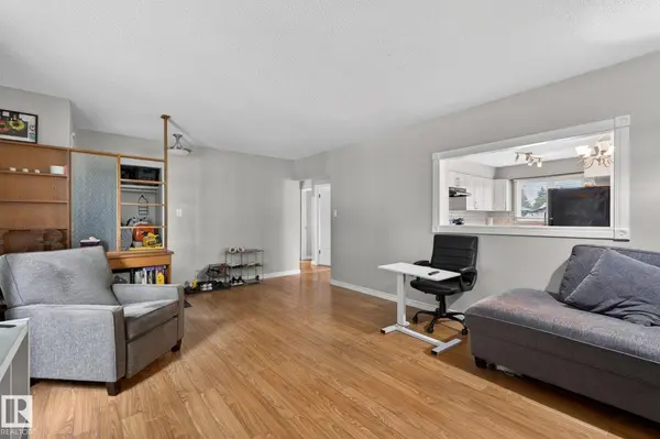 7804 136 AV NW, Edmonton, AB T5C 2K5
