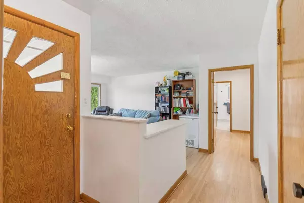 1448 Richland RD NE, Calgary, AB T2E 5M6