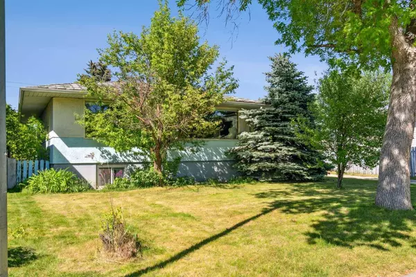 1448 Richland RD NE, Calgary, AB T2E 5M6