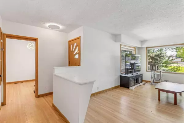 1448 Richland RD NE, Calgary, AB T2E 5M6