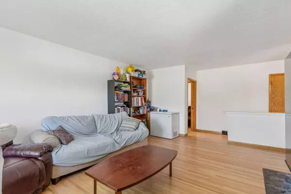 1448 Richland RD NE, Calgary, AB T2E 5M6