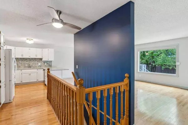 208 Coach Side RD SW, Calgary, AB T3H 2T3