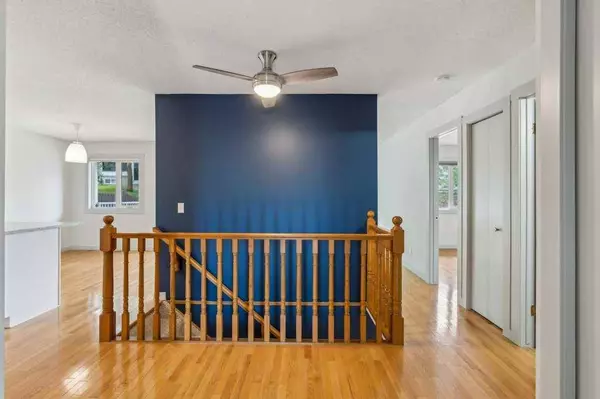 208 Coach Side RD SW, Calgary, AB T3H 2T3