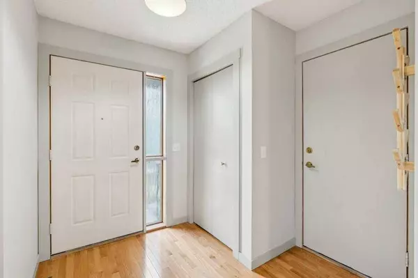 208 Coach Side RD SW, Calgary, AB T3H 2T3