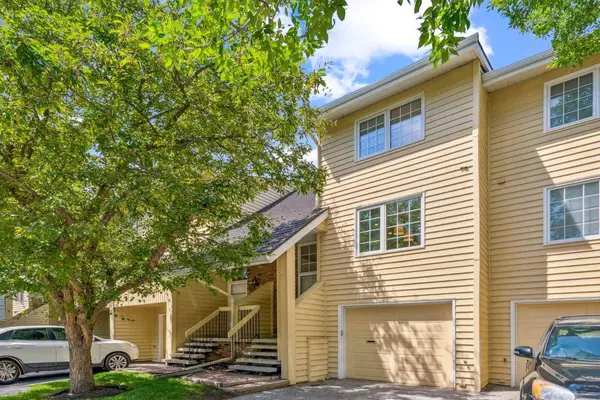 408 Point Mckay GDNS NW, Calgary, AB T3B 4V8
