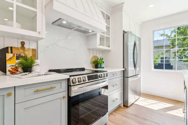 408 Point Mckay GDNS NW, Calgary, AB T3B 4V8