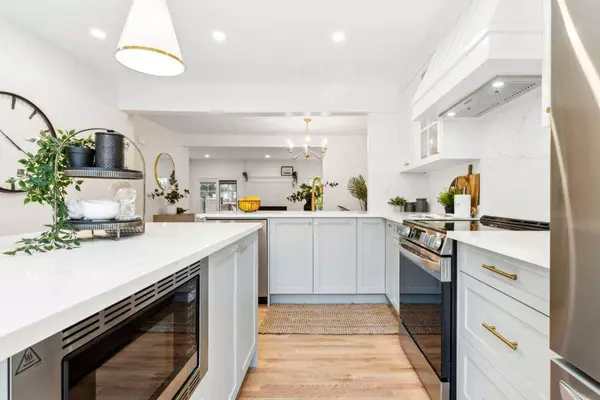 408 Point Mckay GDNS NW, Calgary, AB T3B 4V8
