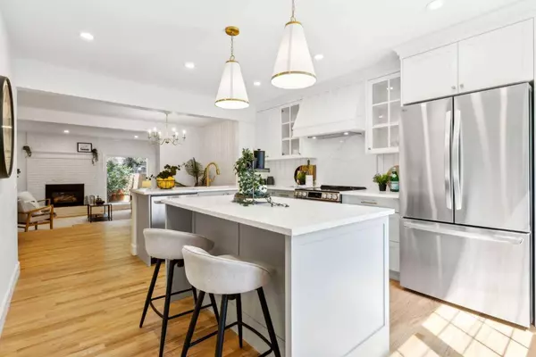 408 Point Mckay GDNS NW, Calgary, AB T3B 4V8