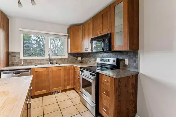 439 Hendon DR NW, Calgary, AB T2K 2A1