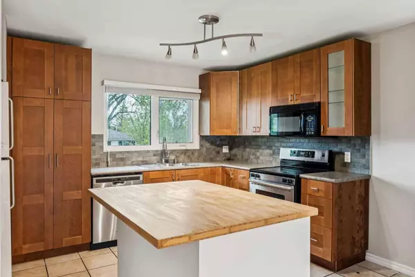 439 Hendon DR NW, Calgary, AB T2K 2A1