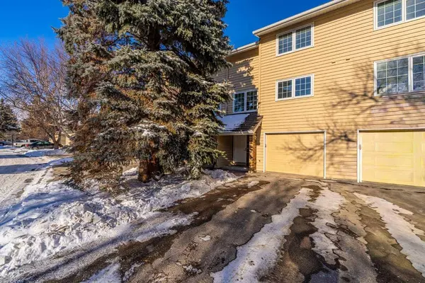357 Point Mckay GDNS NW, Calgary, AB T3B 4V8