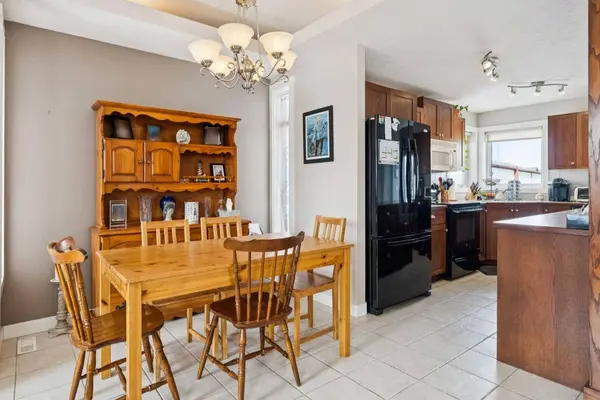 136 Luxstone PL SW, Airdrie, AB T4B 3C2