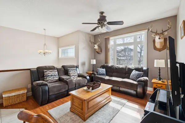 136 Luxstone PL SW, Airdrie, AB T4B 3C2