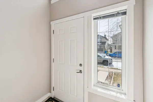 136 Luxstone PL SW, Airdrie, AB T4B 3C2