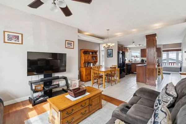 136 Luxstone PL SW, Airdrie, AB T4B 3C2