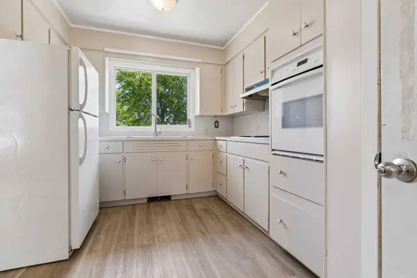 1306 87 AVE SW, Calgary, AB T2V 0W3