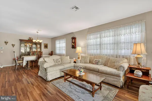 14 DORAL DR, Toms River, NJ 08757