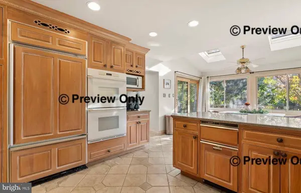 1 WINDSOR DR, Voorhees, NJ 08043